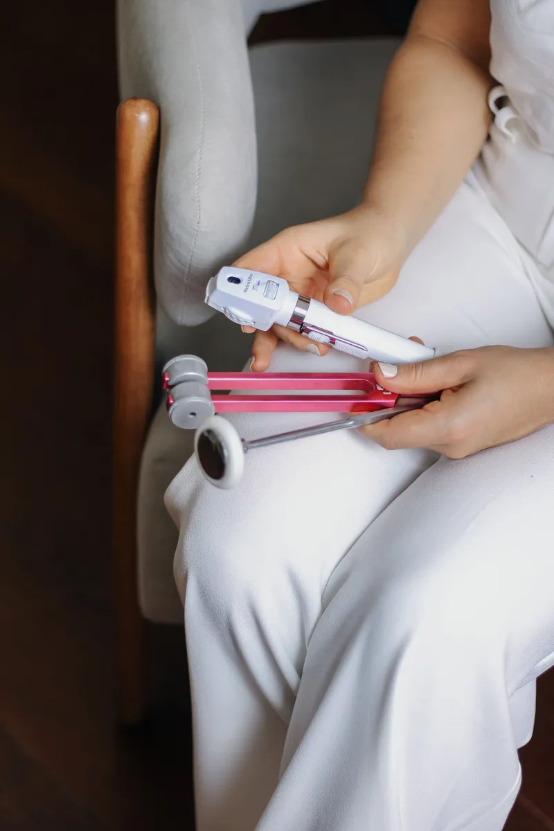 Instrumentos de exame neurológico nas mãos da Dra. Luana