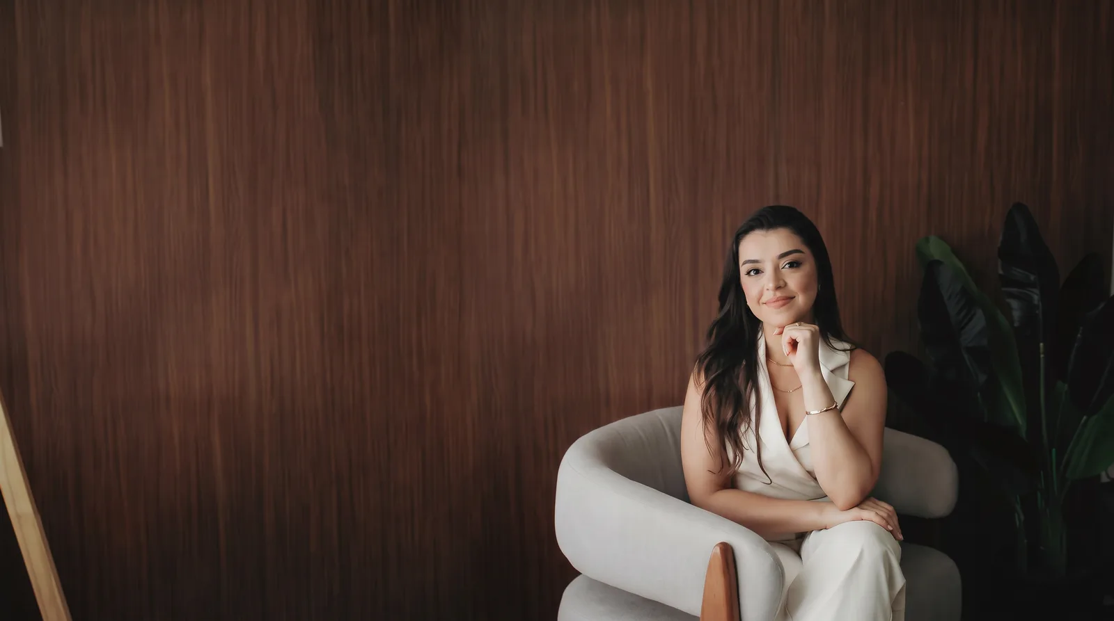 Dra. Luana Schauffer, neurologista, em seu consultório